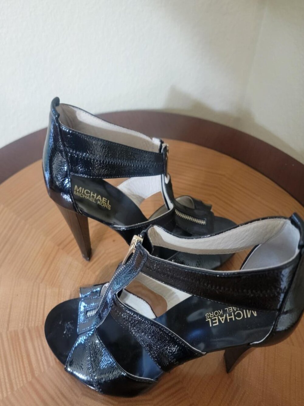Michael Kors Berkley Black Patent Leather T-Strap Heeled Sandals Size 10